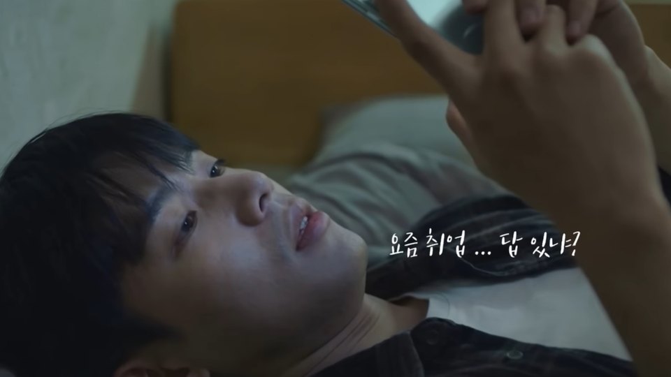 3D·AI 그래픽 | 휴대폰을 보는 인물 장면