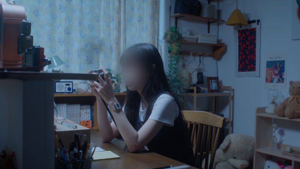 콘텐츠·인터뷰 | 방 안에서 카메라를 보는 드라마 장면